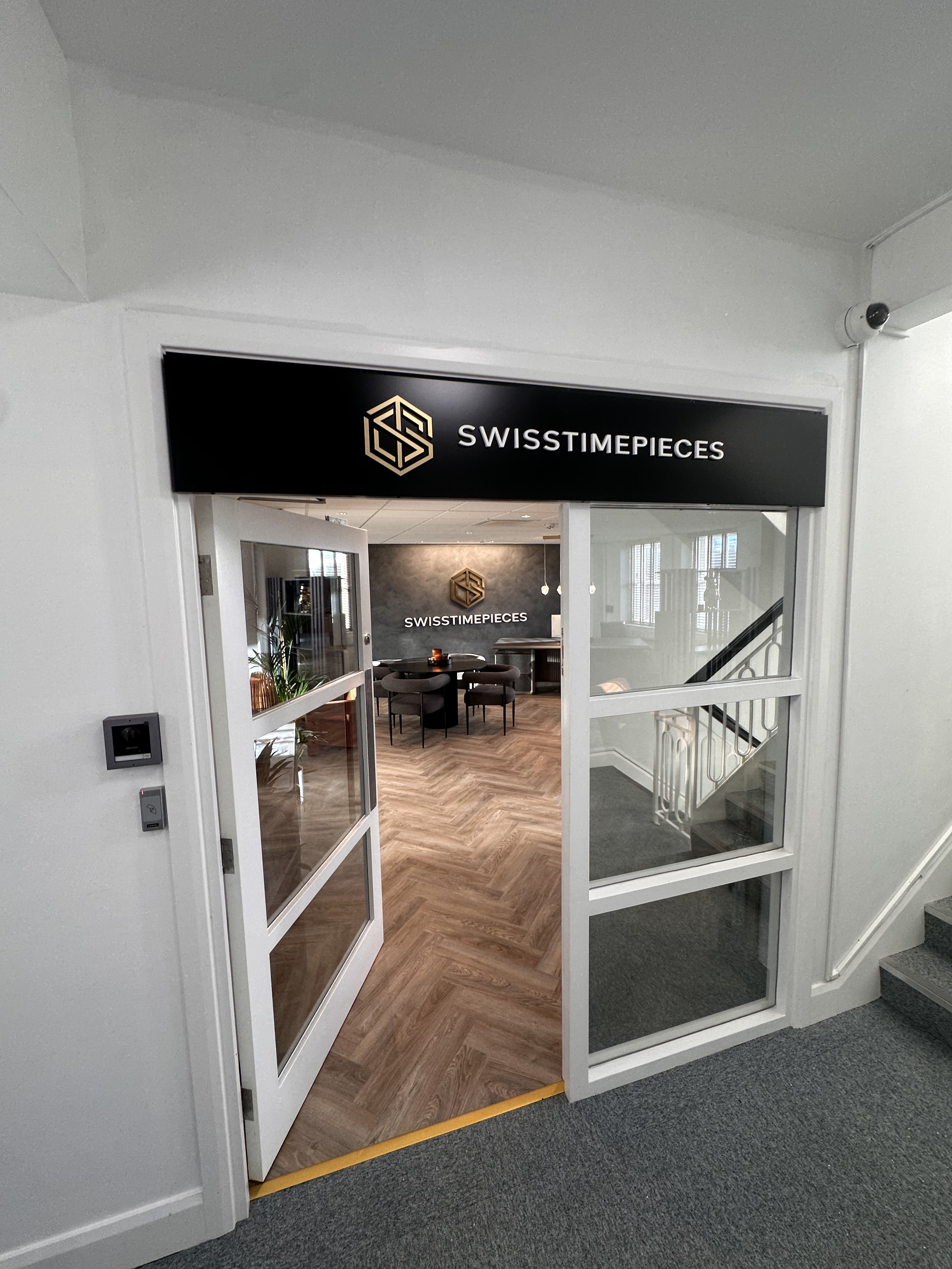 Tray and wall lettering